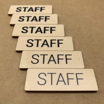 Vanerista valmistettu STAFF -nimikylttimalli